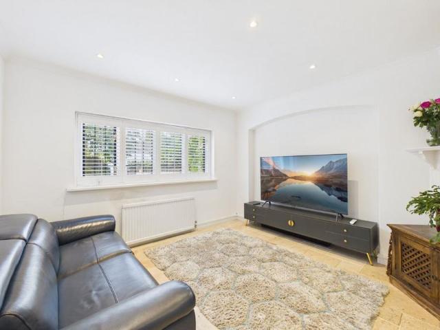 House for rent in Heol-las, Surrey