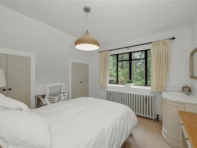 House for rent in Heol-las, Surrey