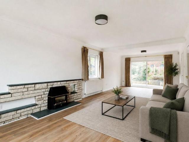 House for rent in Hatching Green, Five Acres