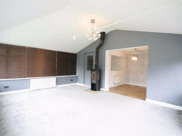 House for rent in Simmondley, Charlesworth