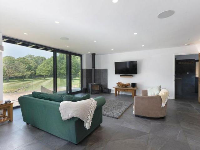 House for rent in How Wood, Five Acres