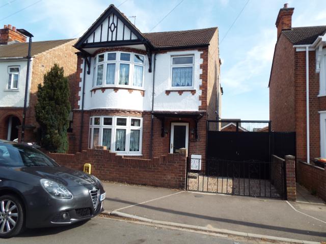 House for rent in Queens Park, Bedford