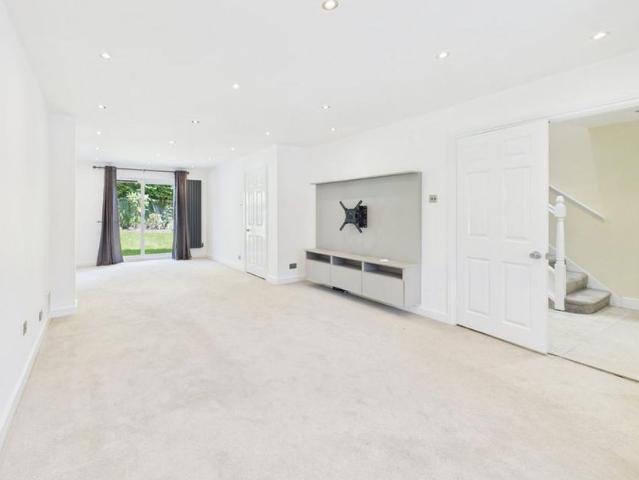 House for rent in Heol-las, Surrey