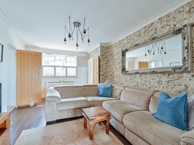 House for rent in Watford Heath, Hertfordshire