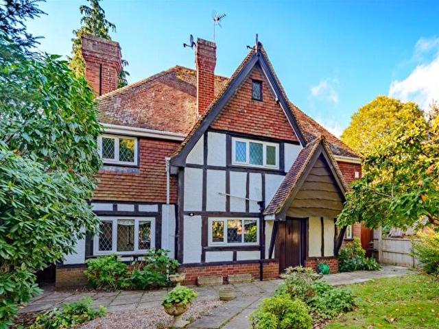 Apartment for rent in Abbey End, Green Close