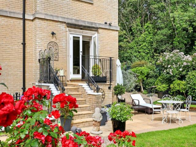 Flat for sale in Woodford Bridge, Greater London