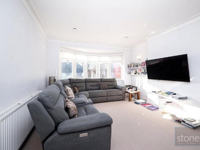 Flat for sale in The Hale, Mill Hill