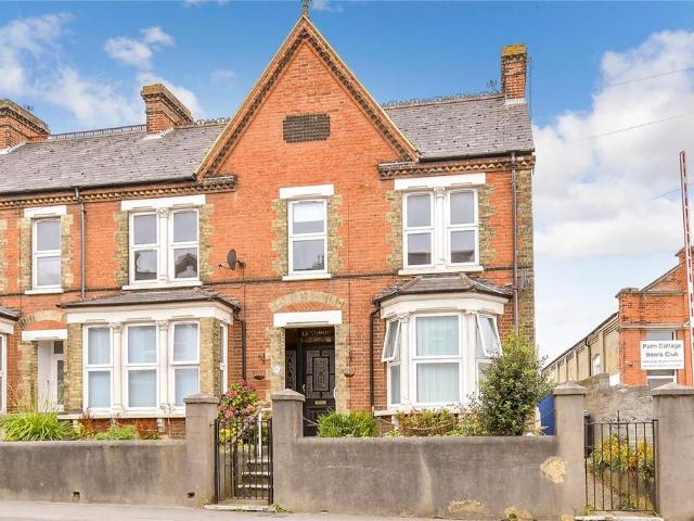 Flat for sale in Brompton, Gillingham