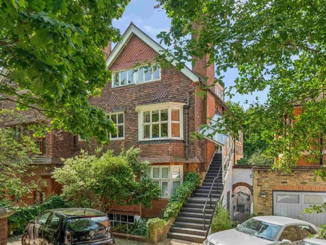 Flat for sale in North End, Greater London