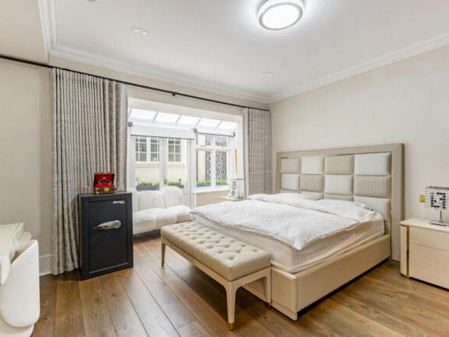 Apartment for sale in Kensington, Greater London
