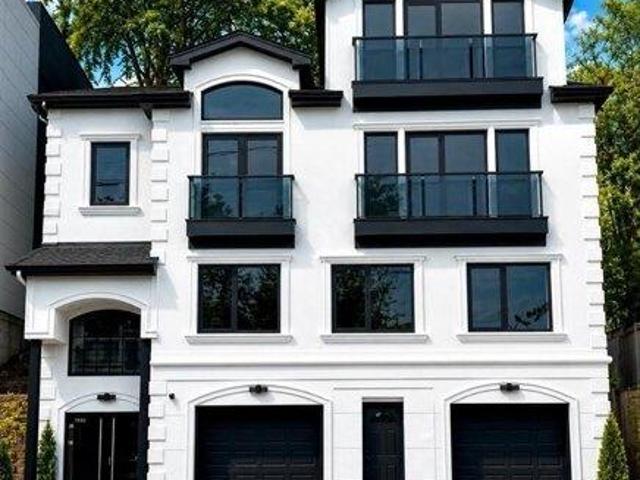 House for sale in Edgewater, New Jersey