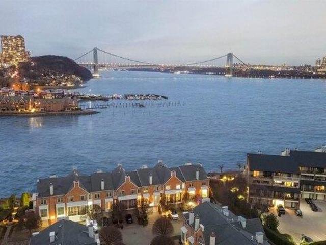 House for sale in Edgewater, New Jersey