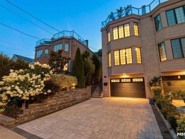House for sale in Edgewater, New Jersey