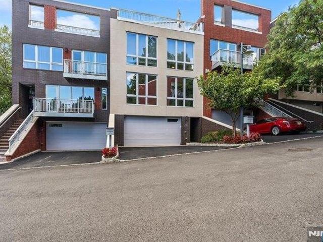 House for sale in Edgewater, Bergen County