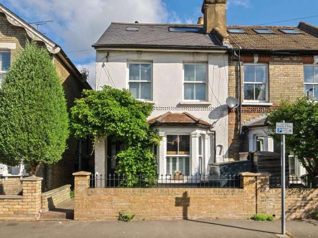 Terraced House for sale in Kingston Upon Thames, Norbiton