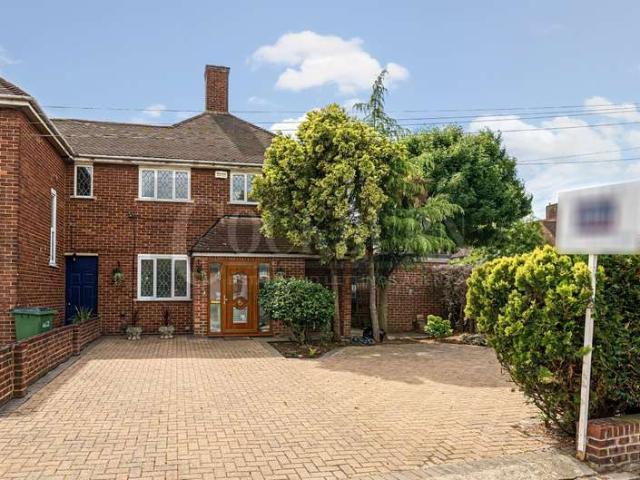 Cottage for rent in Edgebury, Greater London