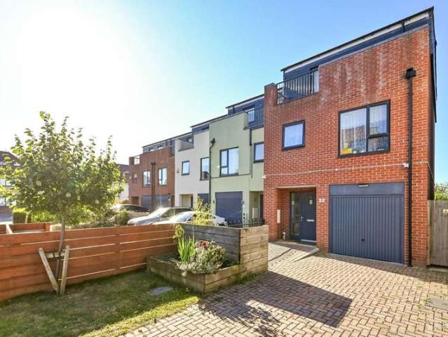 Terraced House for sale in Slough