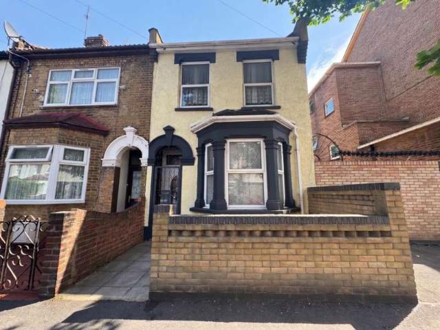Cottage for sale in Plashet, Greater London