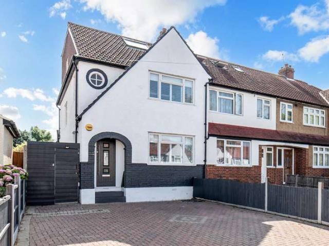 Terraced House for sale in Chessington, Hook