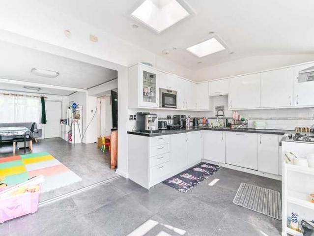 Terraced House for rent in North Cheam, Benhilton