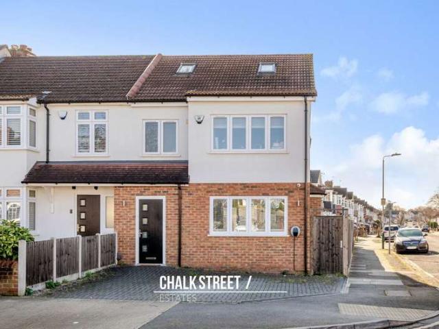 Cottage for sale in Gidea Park, Greater London