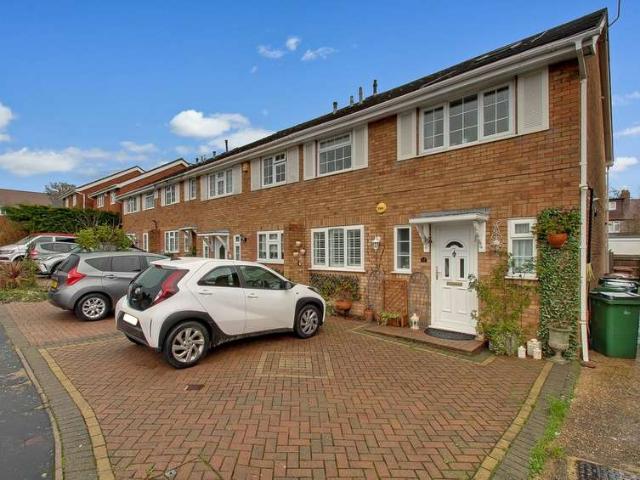 Cottage for sale in Harrow Weald, Greater London