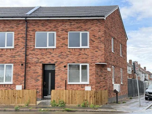 Cottage for sale in Northfields, Leicester