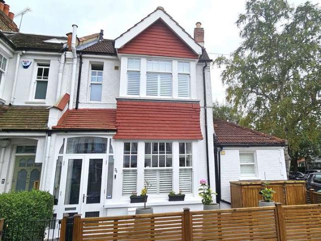 Cottage for rent in London Borough of Hounslow, Strand