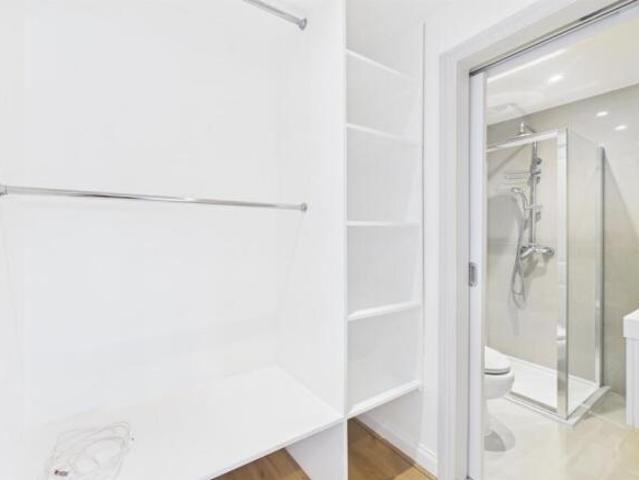 Cottage for rent in Worcester Park, Greater London