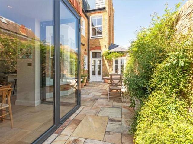 Cottage for rent in Cat Hill, England