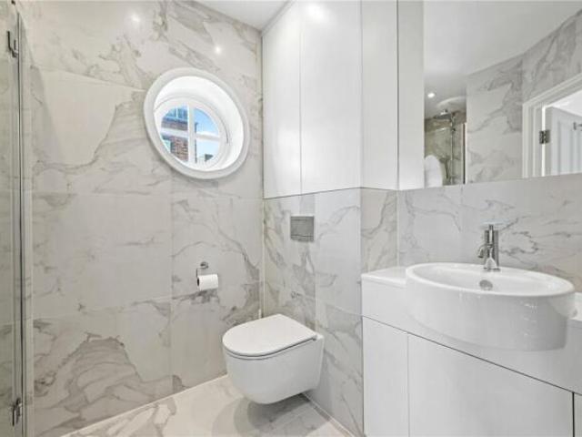 Cottage for rent in Kensington, Greater London