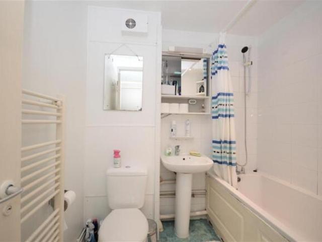 Cottage for rent in Tooting Graveney, Greater London