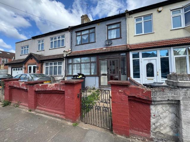 Terraced House for rent in Ilford Terraced House for rent in Ilford