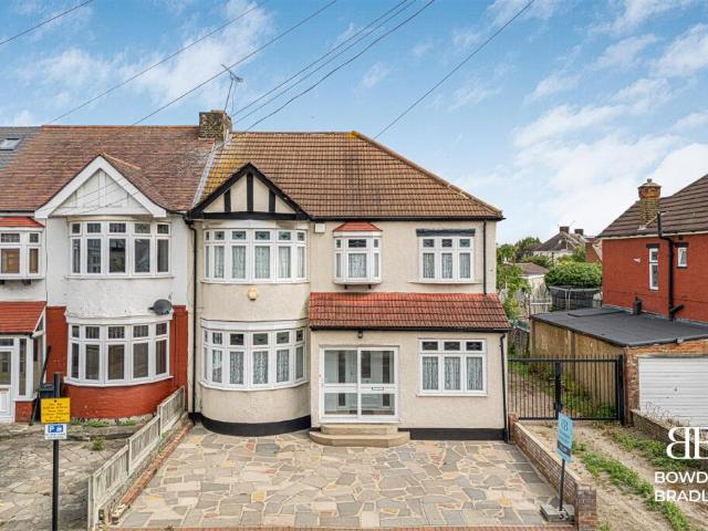 Terraced House for rent in Gants Hill