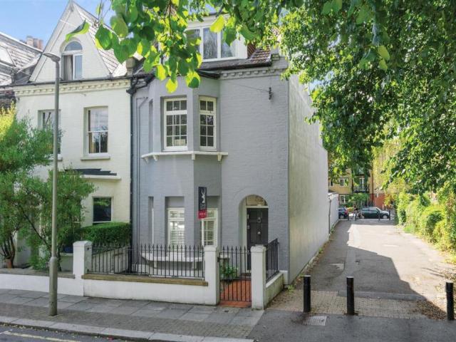 Terraced House for rent in London