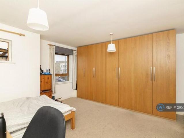 Cottage for rent in Blackwall, Greater London