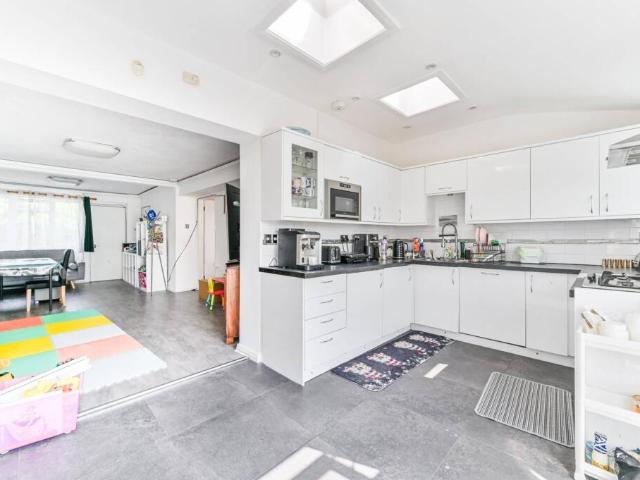 Terraced House for rent in North Cheam Terraced House for rent in North Cheam