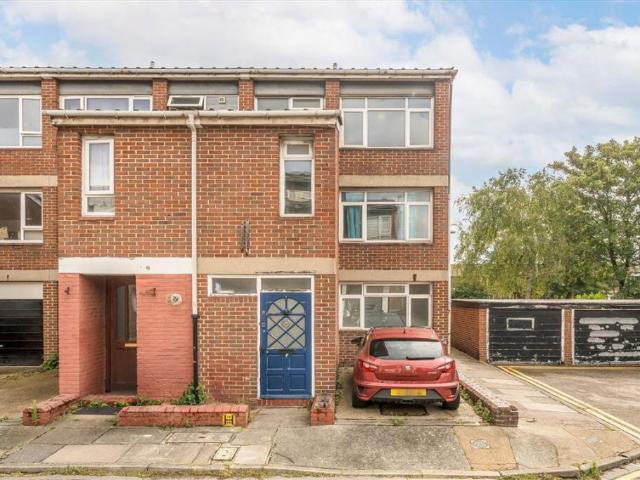 Terraced House for rent in Greenwich