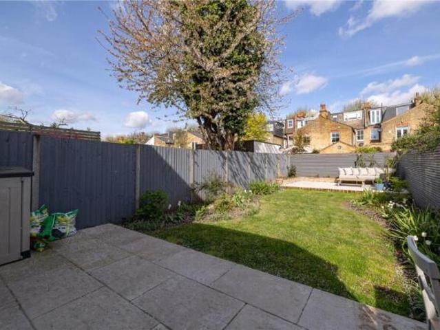 Cottage for rent in Cat Hill, England