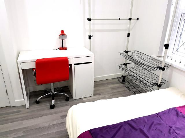 Terraced House for rent in Newsome
