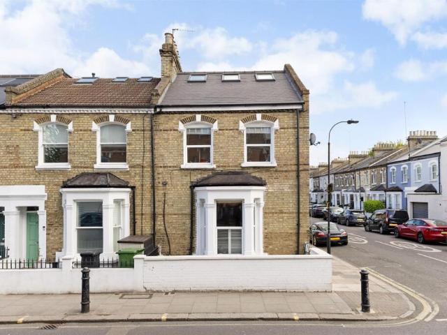 Terraced House for rent in Fulham