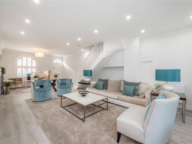 Terraced House for rent in St John's Wood