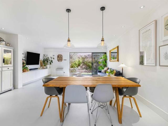 Cottage for rent in Belsize Park, Cat Hill