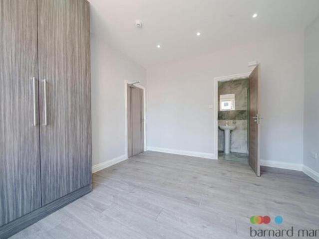 Cottage for rent in Tooting, Greater London