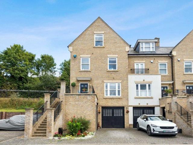Terraced House for rent in Uxbridge