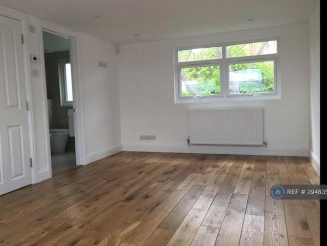 Cottage for rent in Cat Hill, England