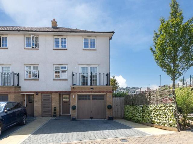 House for sale in Spring Park, Luton