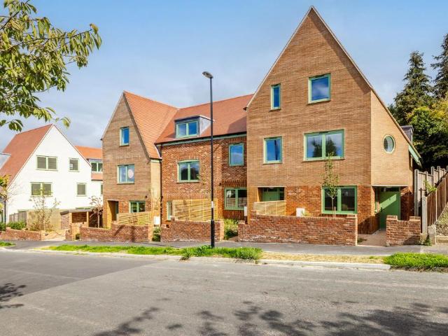 House for sale in London Borough of Croydon, Sanderstead