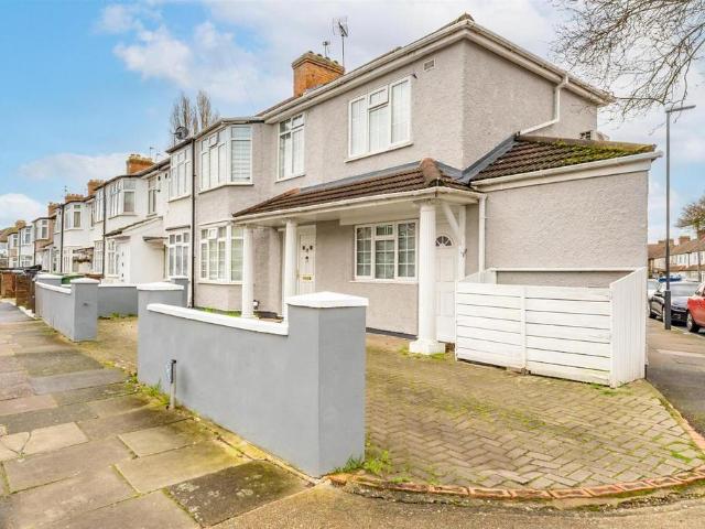 House for sale in Harrow Weald, Greater London