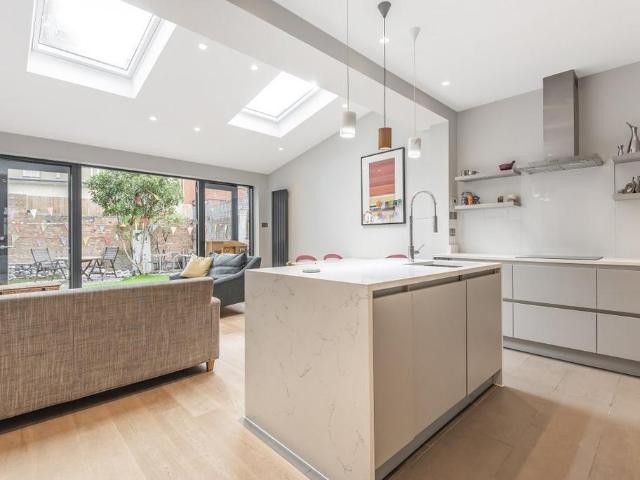 House for sale in Summerstown, Greater London